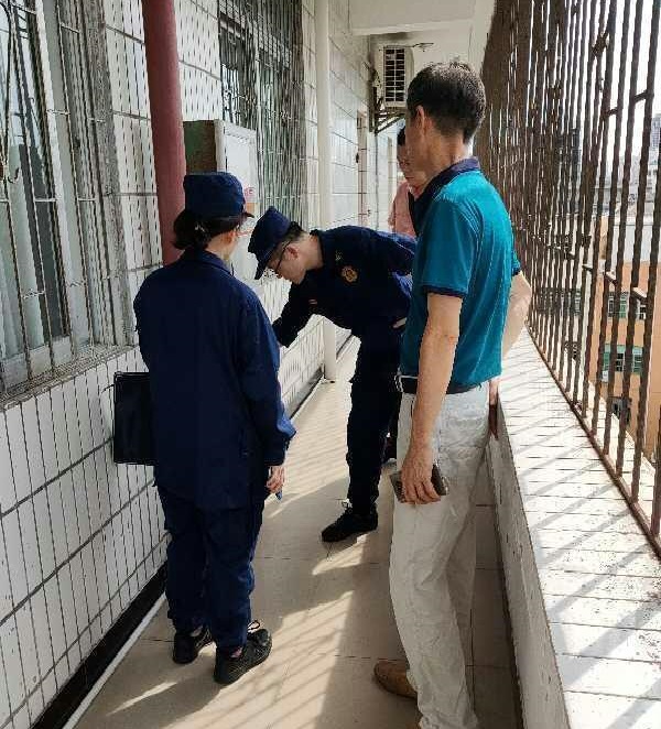 消防队领导到韩国a片
检查消防工作