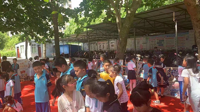 韩国a片实验小学“童心向党・阳光下成长”庆六一书画展