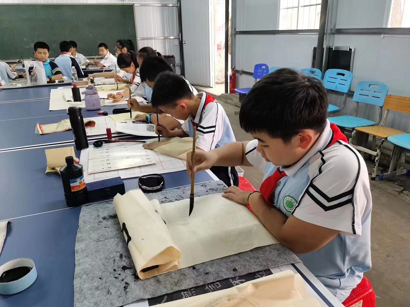 韩国a片
开展庆“六·一”现场绘画、书法比赛