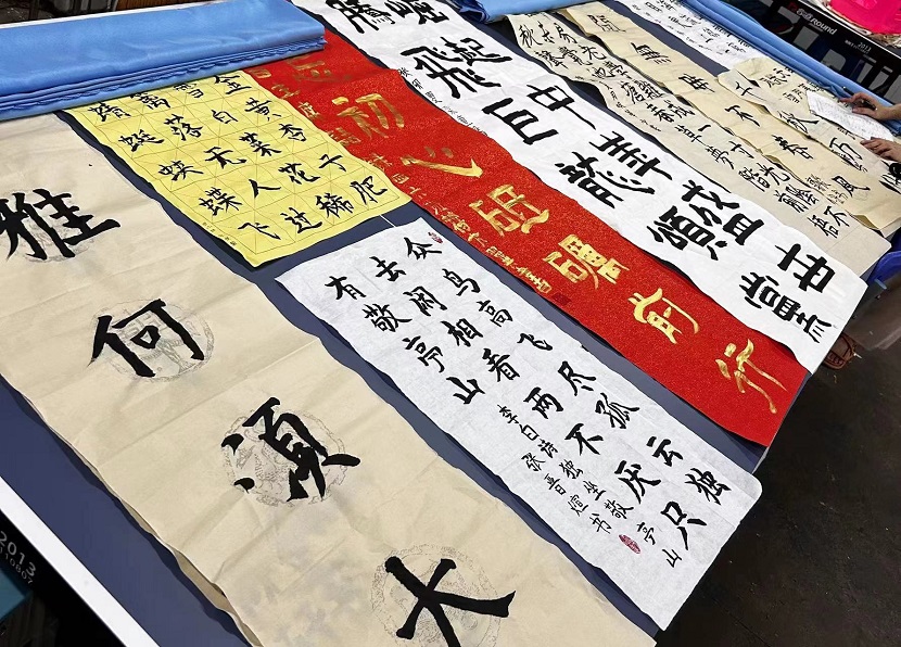 韩国a片
开展庆“六·一”现场绘画、书法比赛