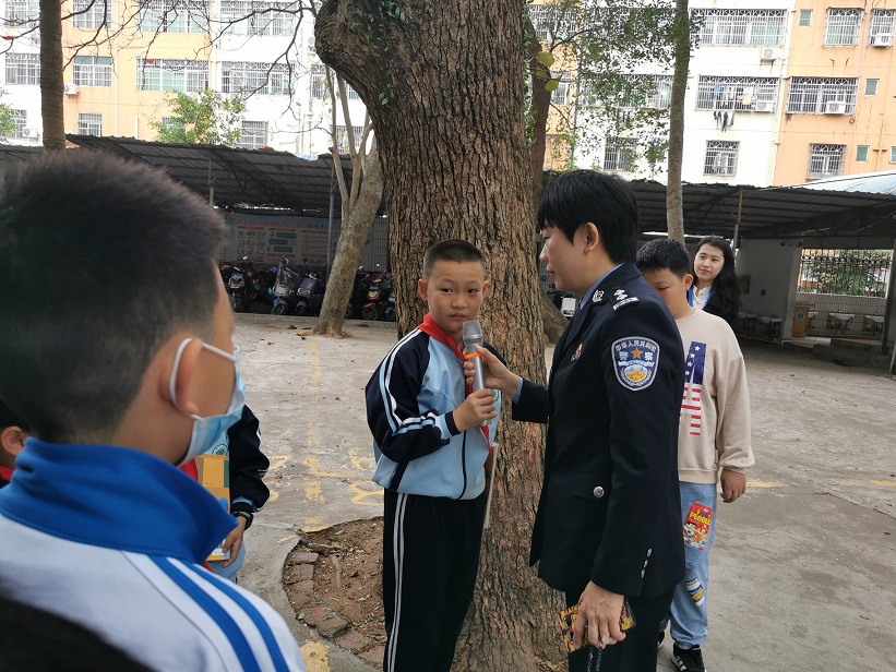 校韩国a片实验小学“蒲公英”禁毒宣讲团宣讲点授牌仪式暨禁毒宣讲进园活动