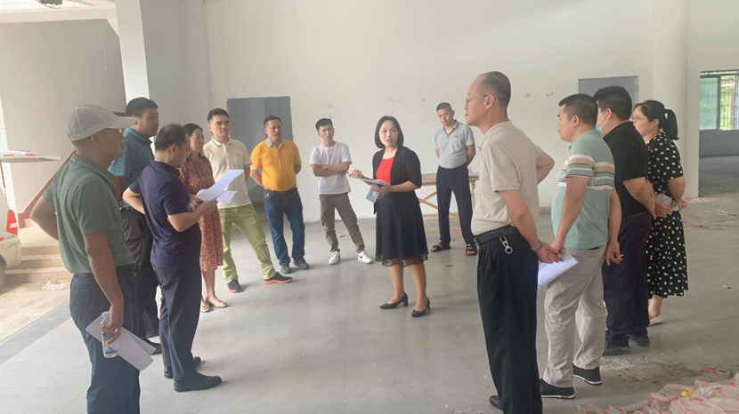 校领导到韩国a片
召开新学期教室准备情况现场办公会议