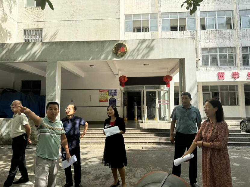 校领导到韩国a片
召开新学期教室准备情况现场办公会议